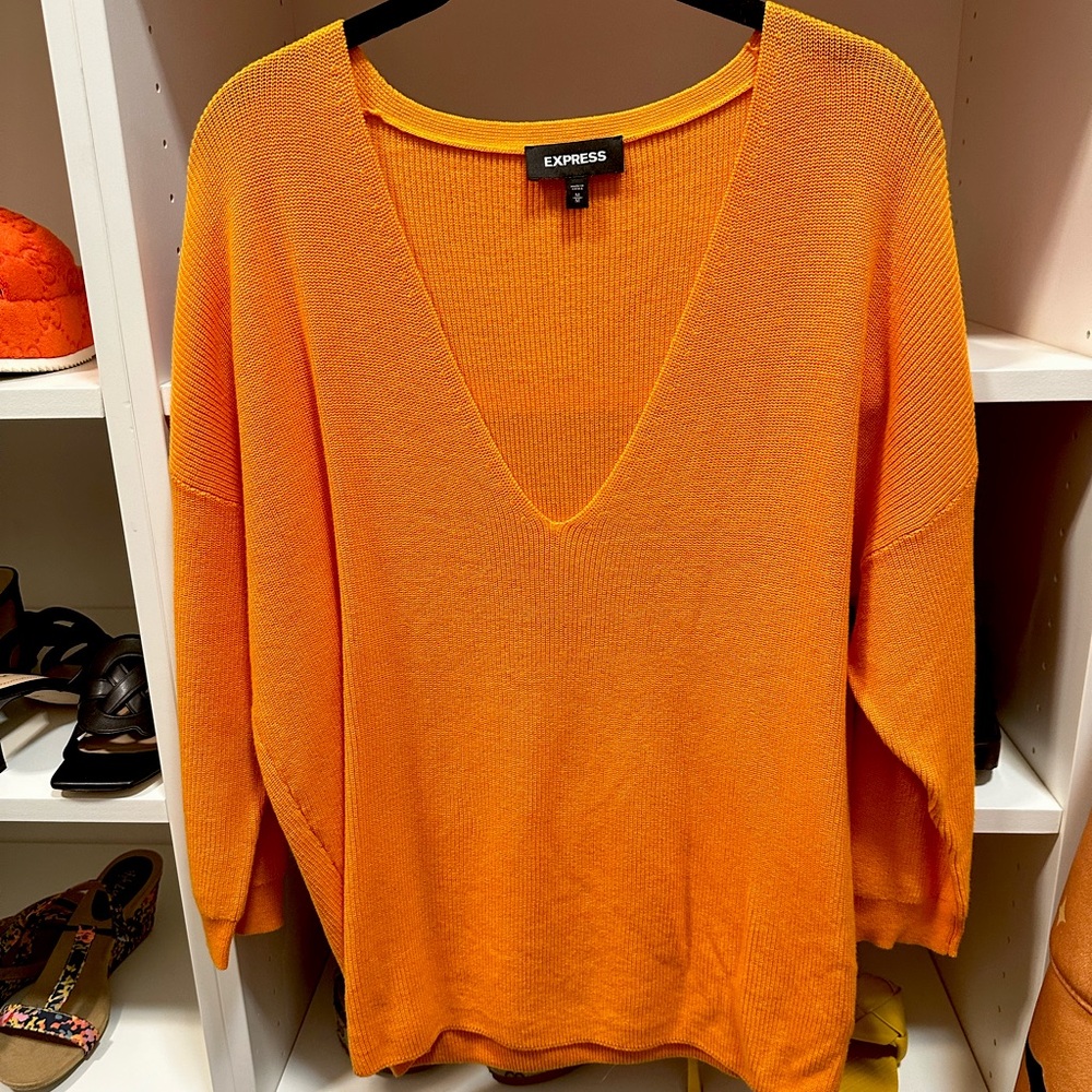Express lightweight deep vneck sweater size M in tangerine orange